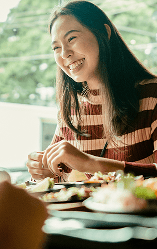 moça comendo no restaurante black sushi