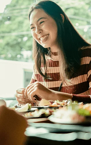 moça comendo no restaurante black sushi